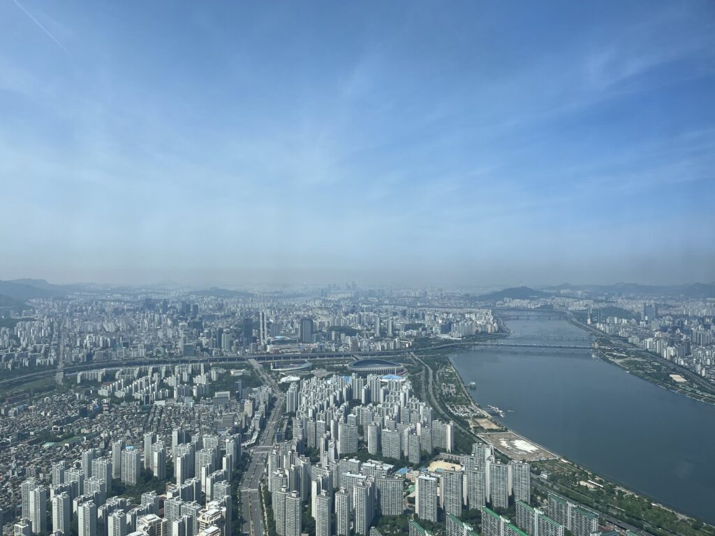 ソウルスカイから望む漢江とソウルの街並み
