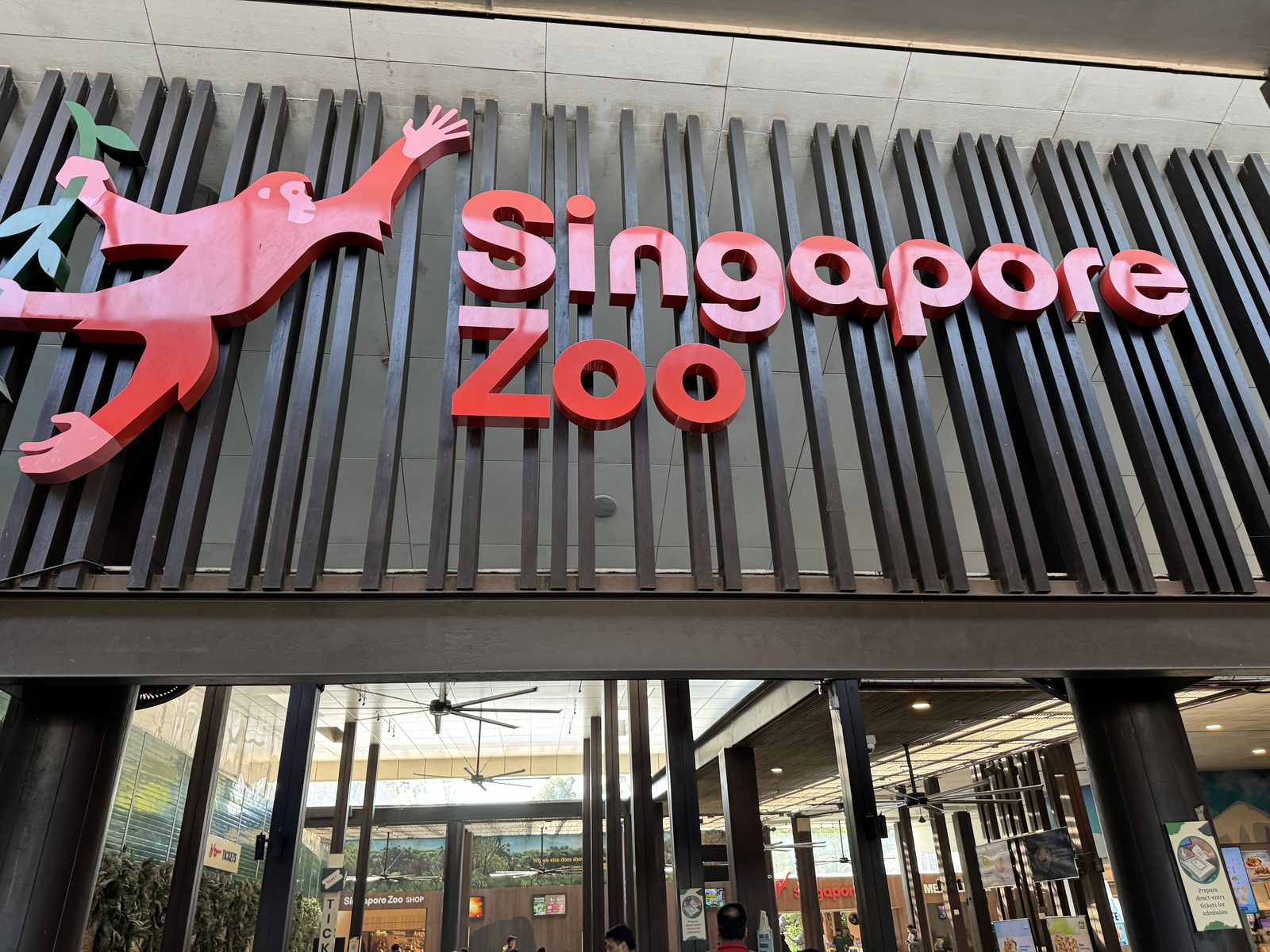 シンガポール動物園の入園ゲート上のサイン