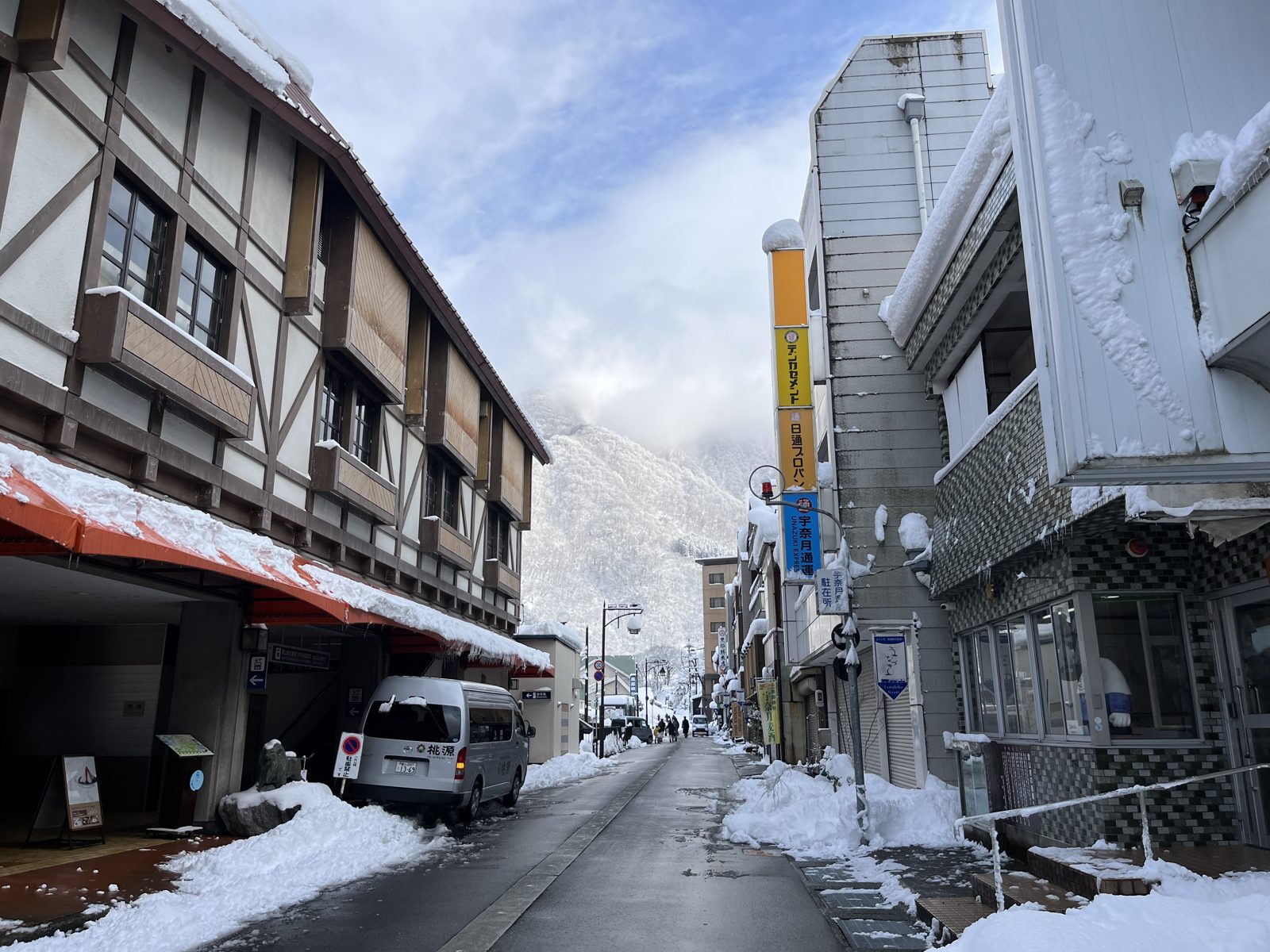 雪が積もる宇奈月温泉の温泉街の通り
