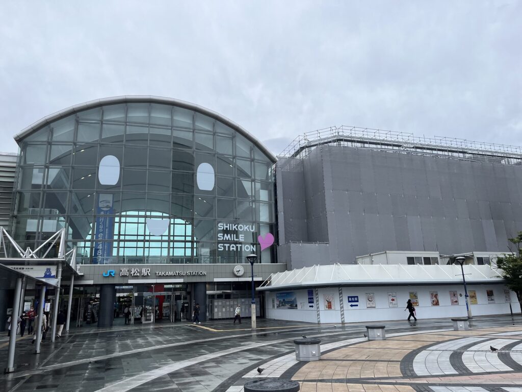 JR高松駅の駅舎とSHIKOKU SMILE STATIONの表示