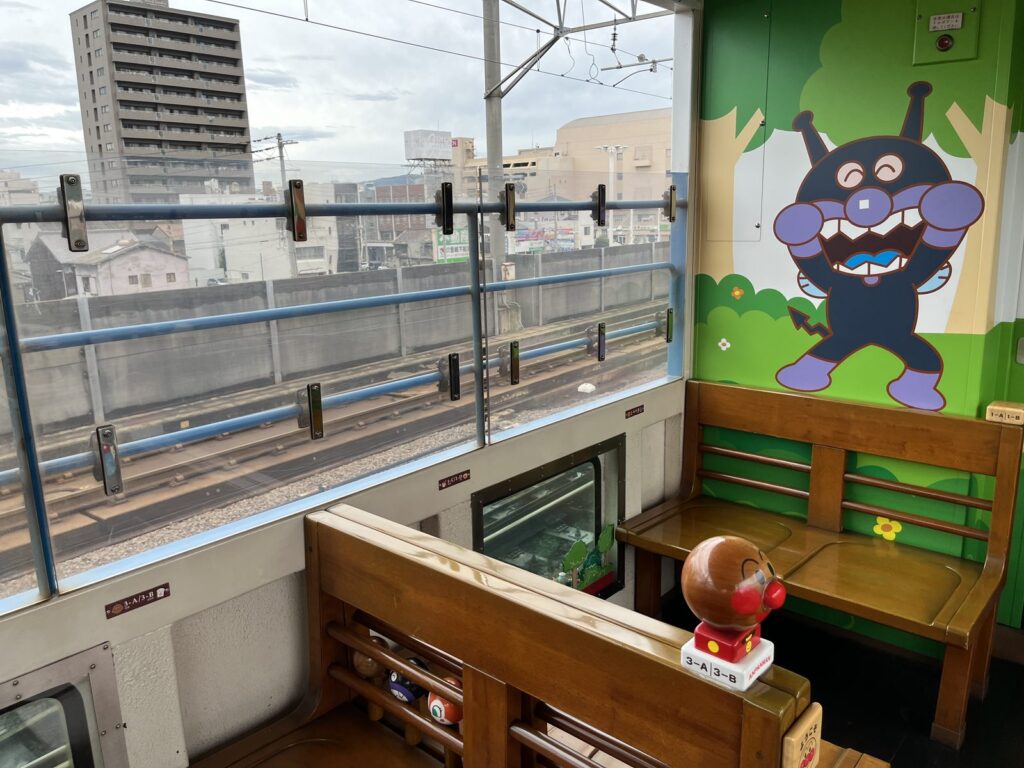 アンパンマントロッコのトロッコ車両の木製ベンチとばいきんまんの装飾