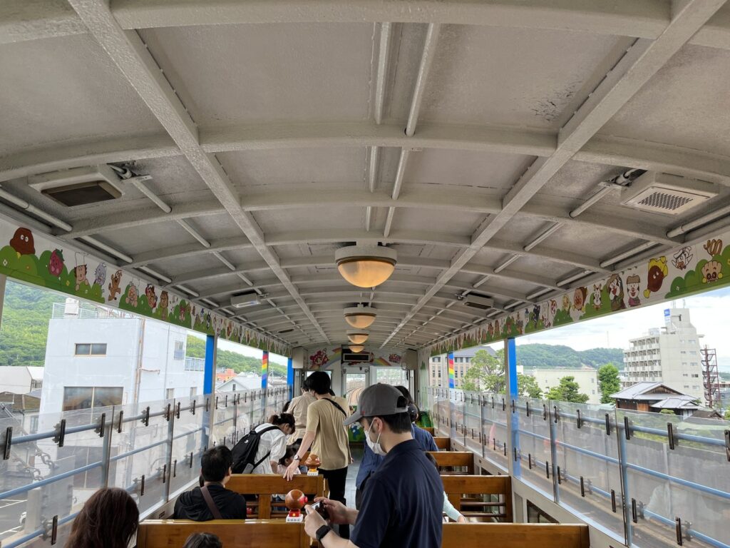 アンパンマントロッコの窓のない吹き抜けのトロッコ車両の車内