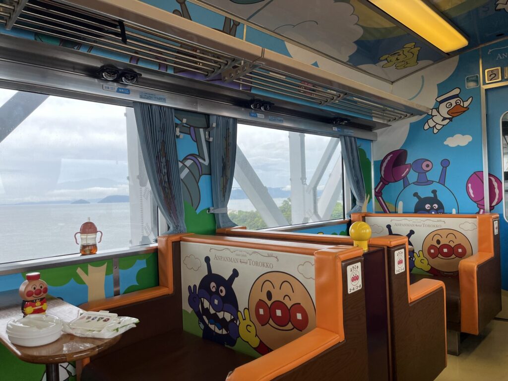 アンパンマントロッコの車内から瀬戸大橋と瀬戸内海を望む車窓