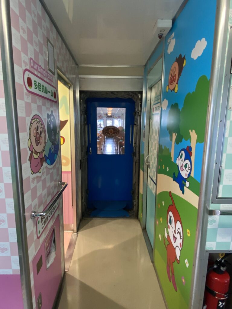 アンパンマントロッコのトイレと多目的ルームのキャラクター装飾された通路