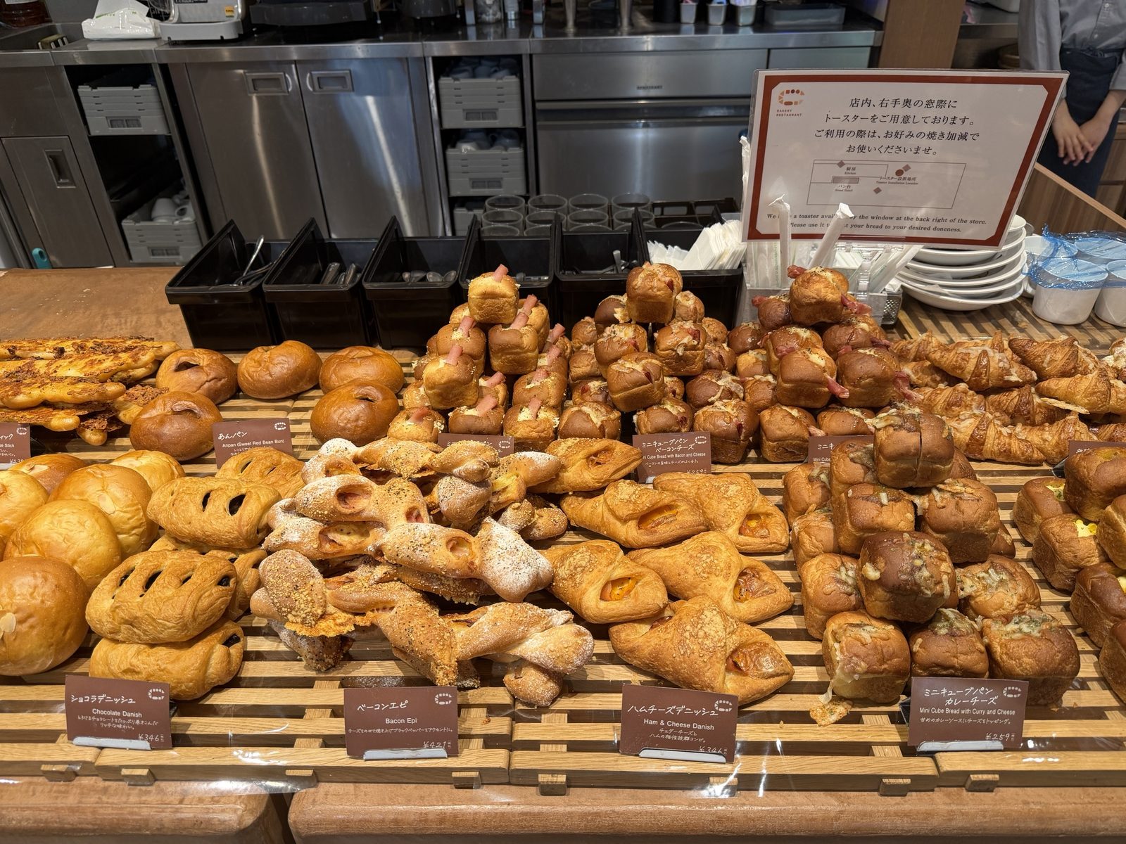 BAKERY RESTAURANT C 豊洲セイルパーク店のパン台に並ぶベーコンエピやミニキューブパン