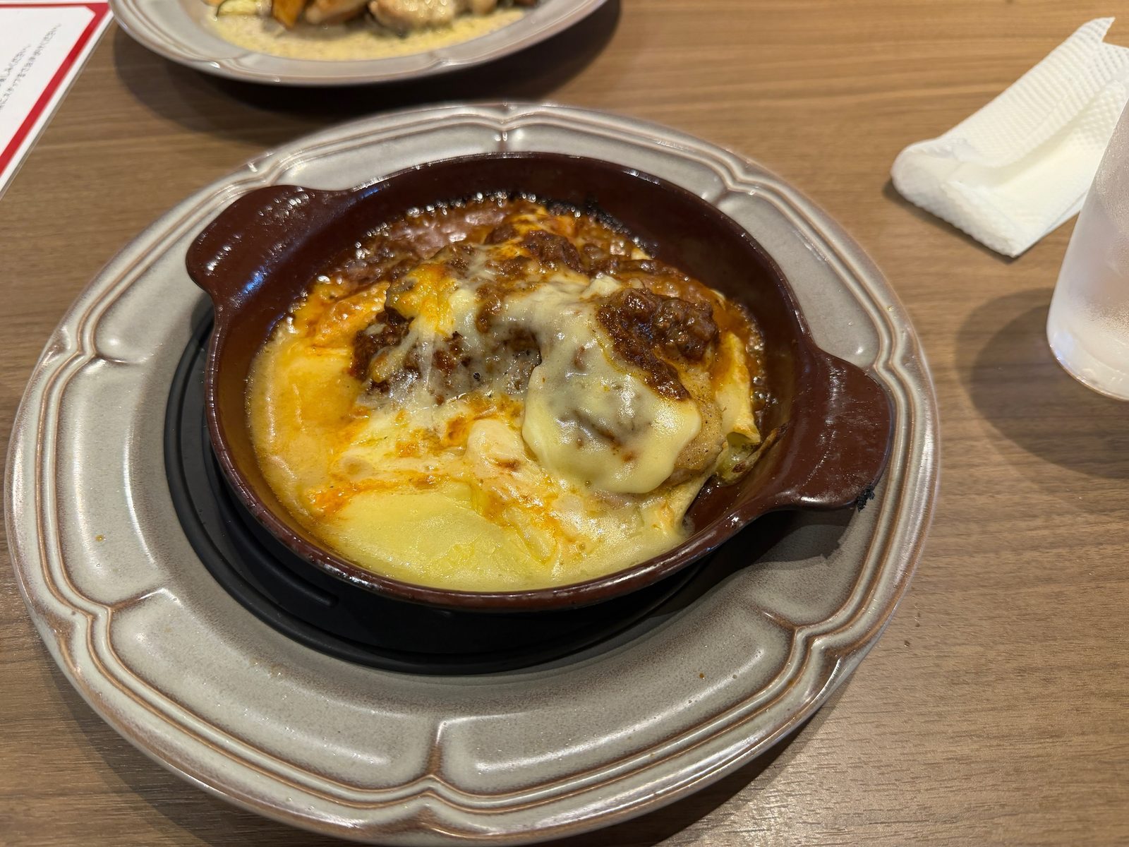 グラタン皿で提供されるチキンのミートソース仕立て（BAKERY RESTAURANT C 豊洲セイルパーク店）