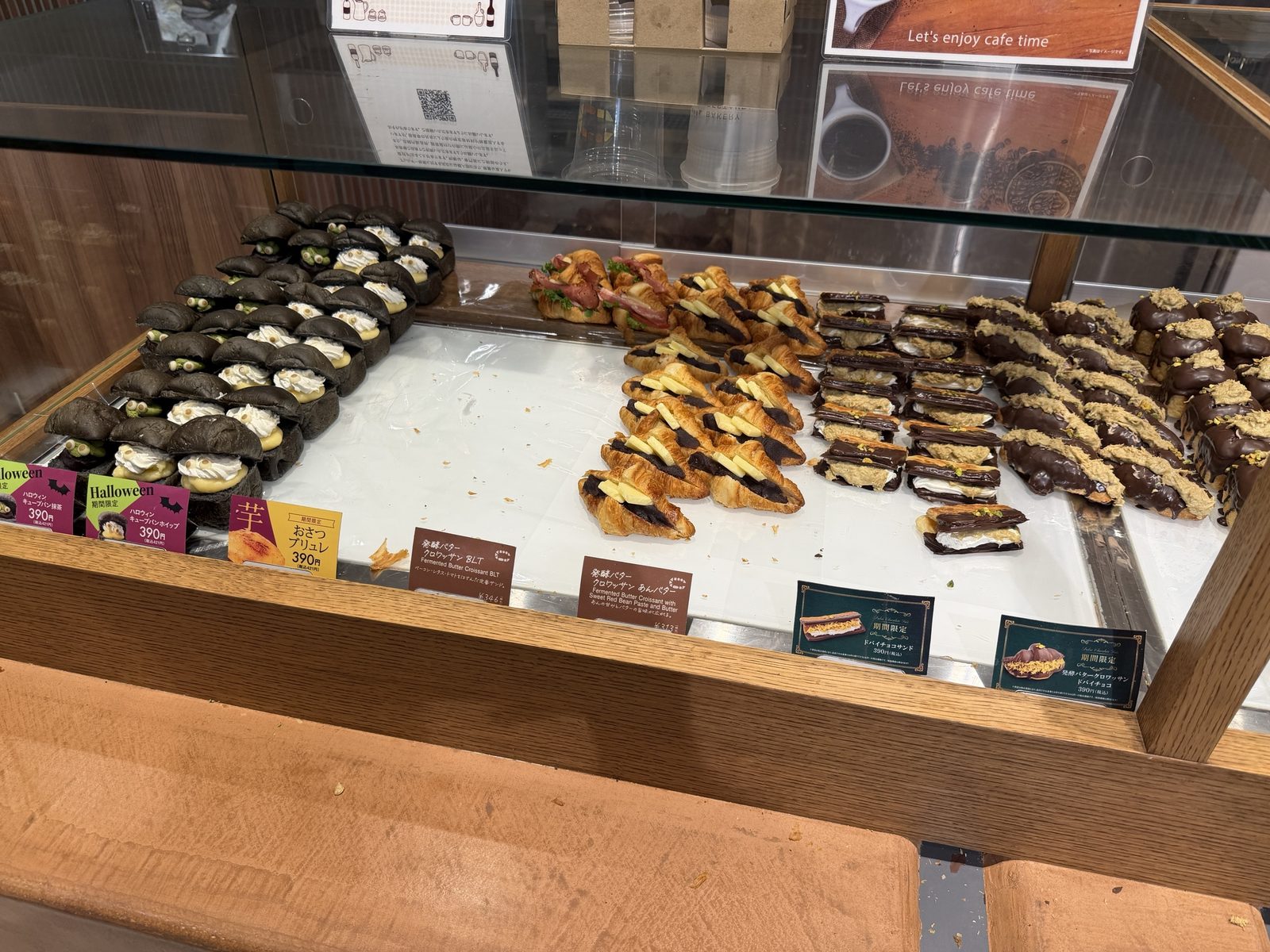 ショーケースに並ぶハロウィン限定キューブパンやドバイチョコサンド