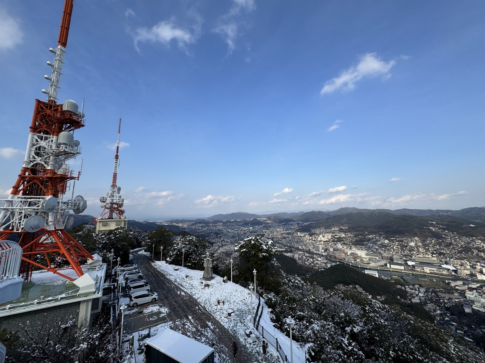 稲佐山山頂の電波塔と雪の残る展望広場