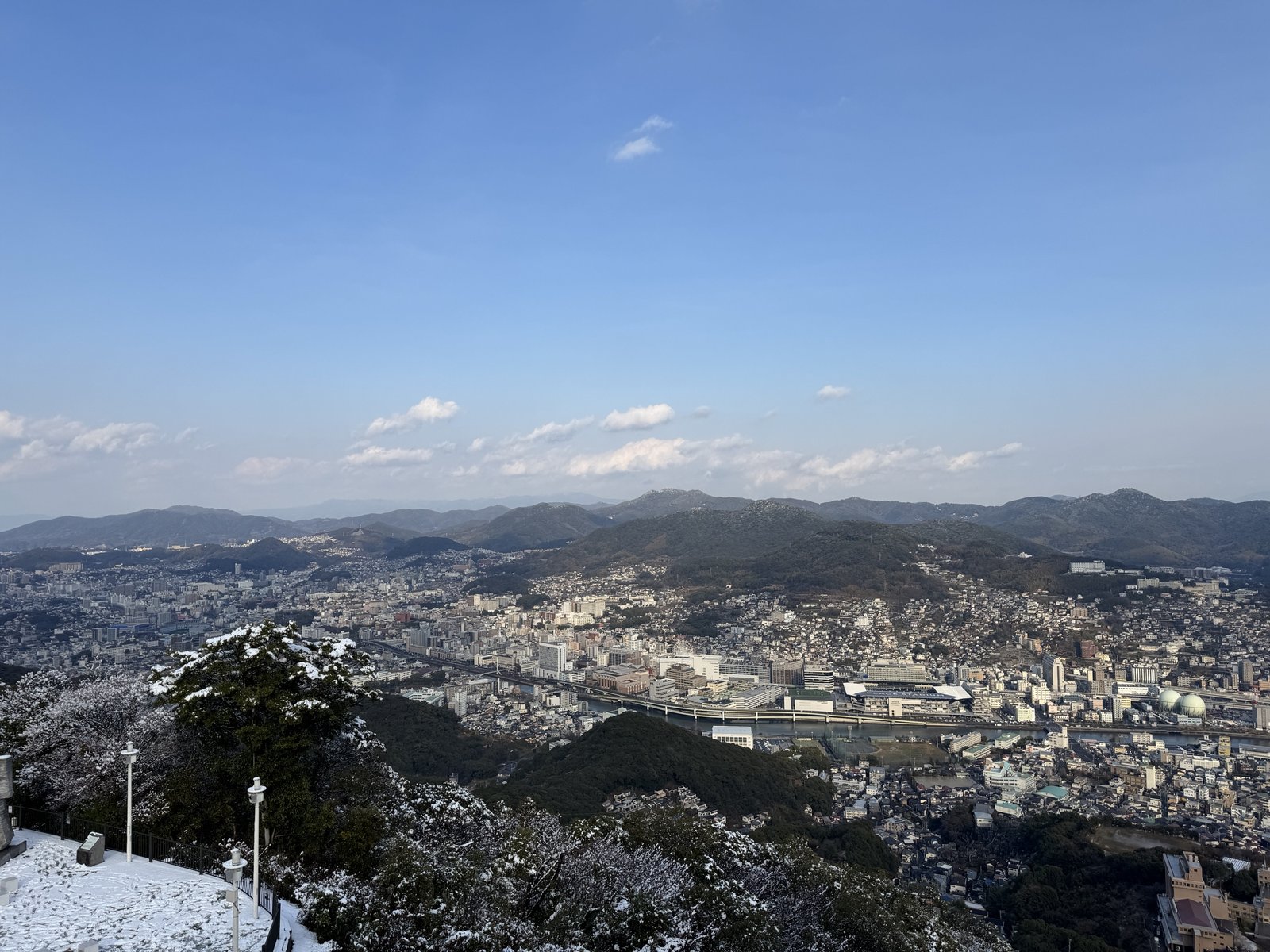 稲佐山山頂展望台から見た浦上川沿いの長崎市街と山並み