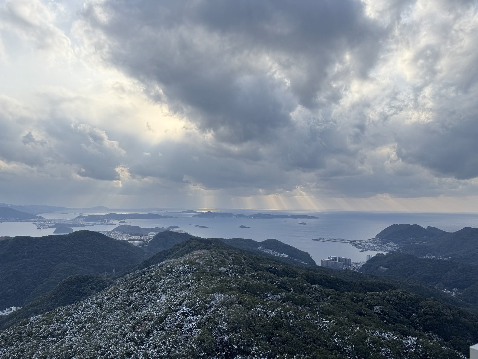 稲佐山山頂から見た西側の海と島々、雲間から差す光