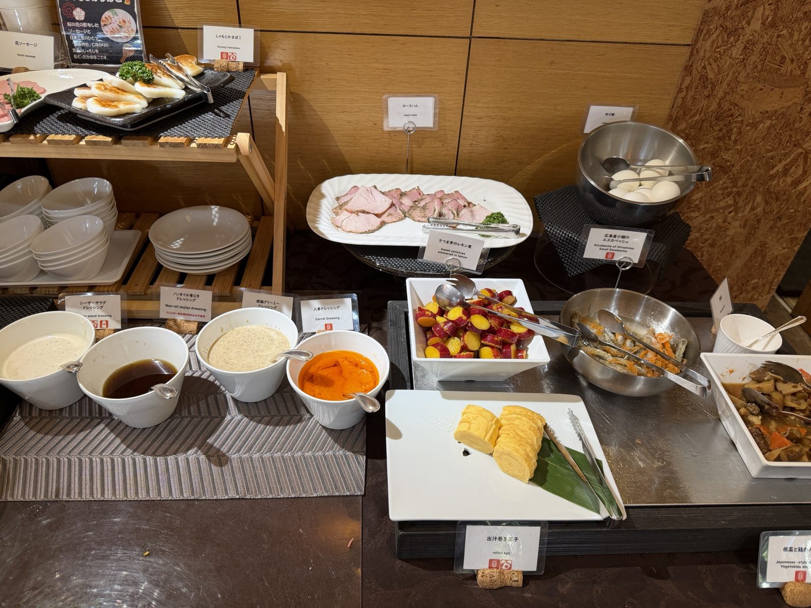 花ソーセージ、しゃもじかまぼこ、出汁巻き玉子、小鰯のエスカベッシュなどの冷菜