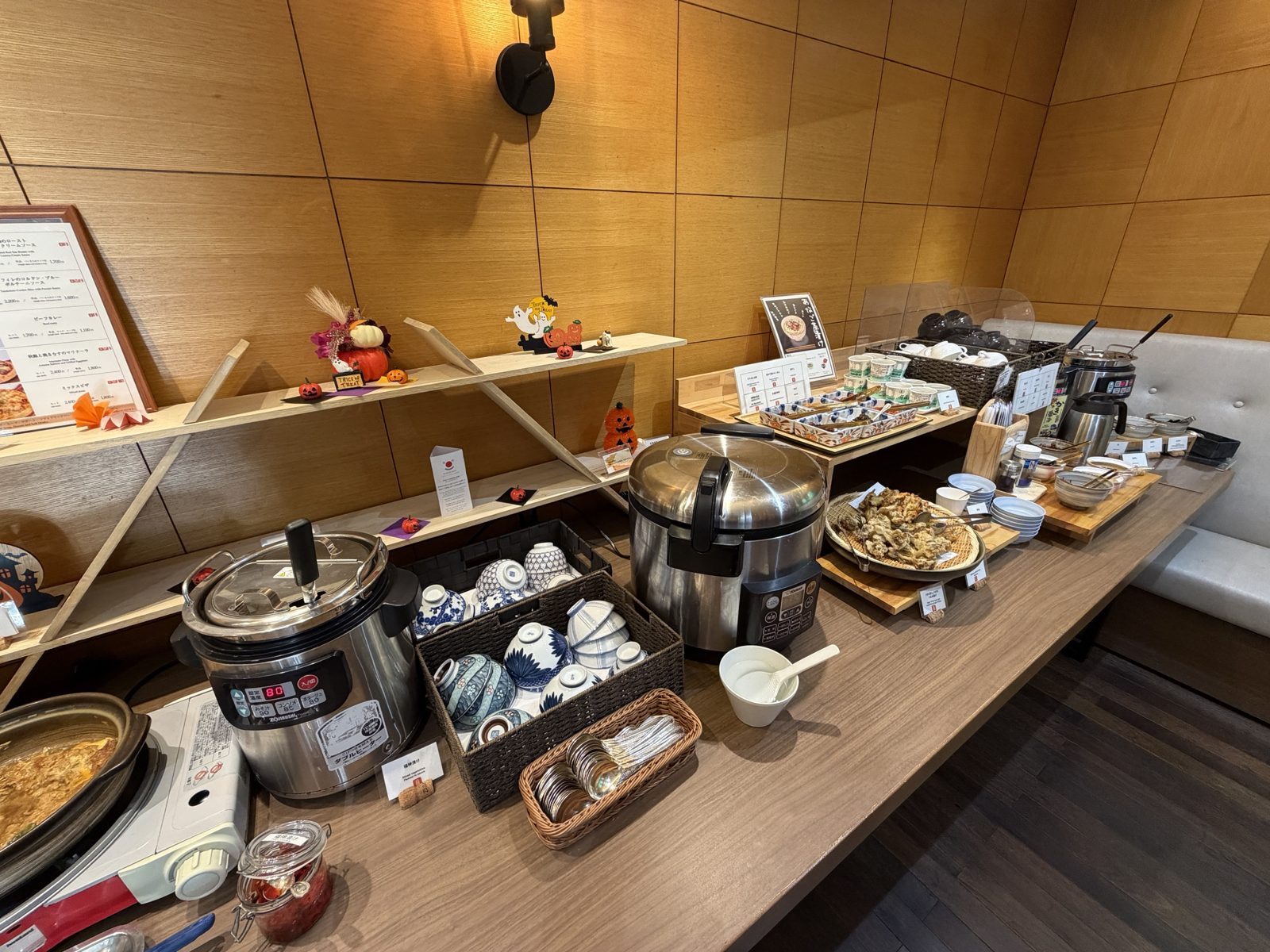 朝食ブッフェの和食コーナー。ご飯のジャーや汁物、あなご茶漬けの案内が並ぶ