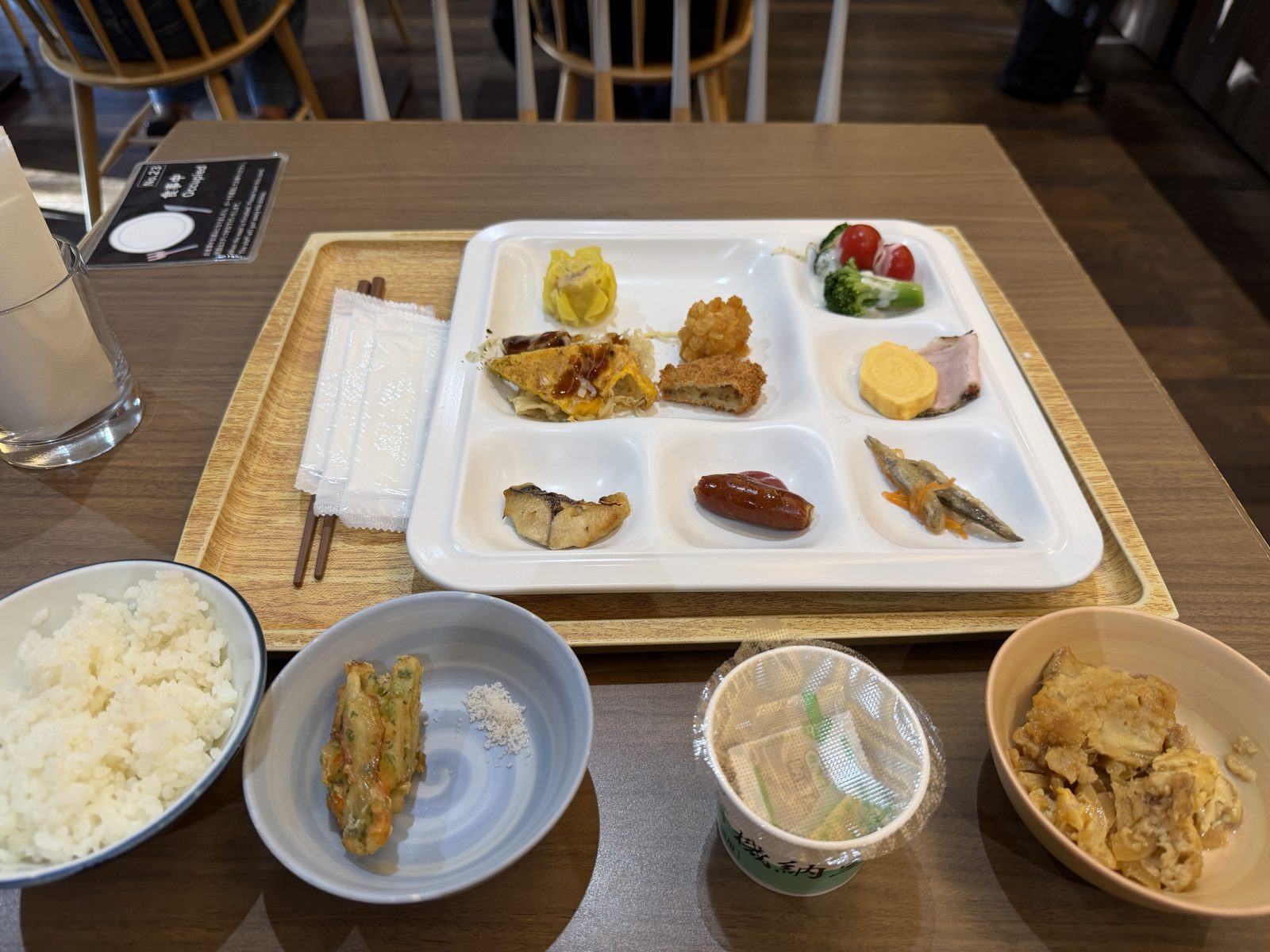 朝食ブッフェで取り分けた一皿。お好み焼き、がんすボール、安芸津コロッケなど