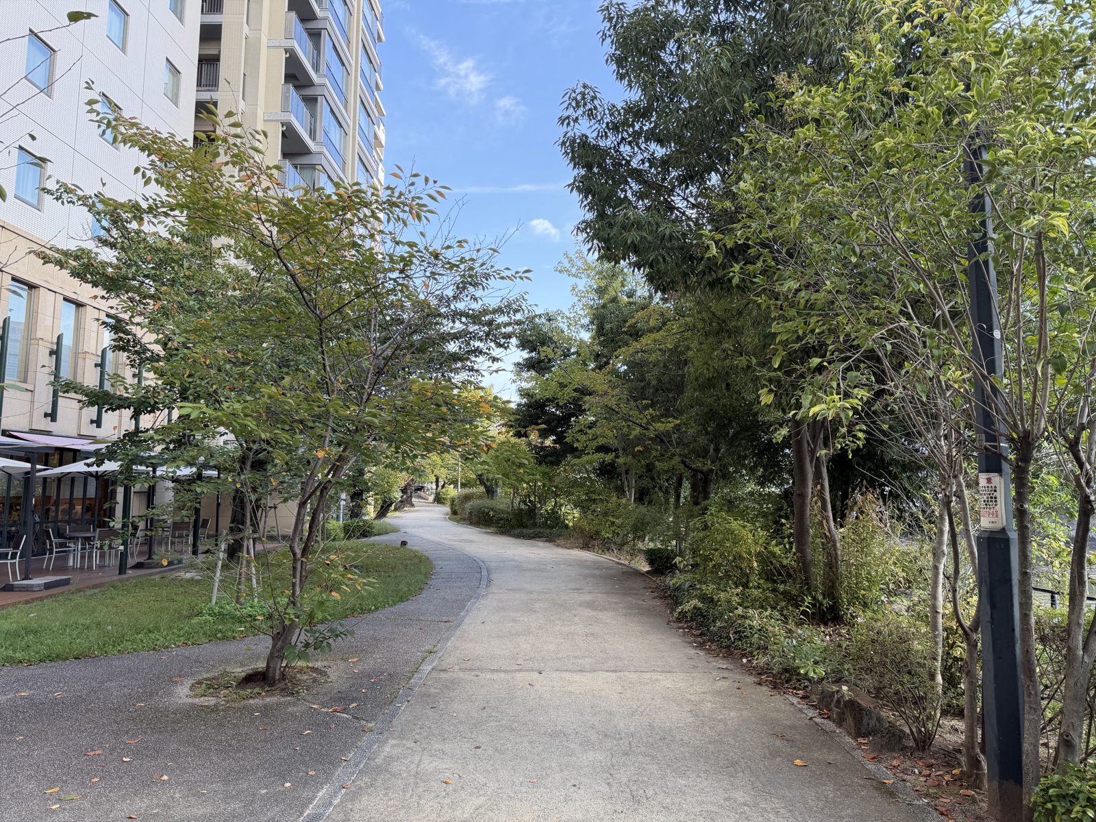 ホテル脇の川沿いの遊歩道。左手にレストランのテラス席が見える