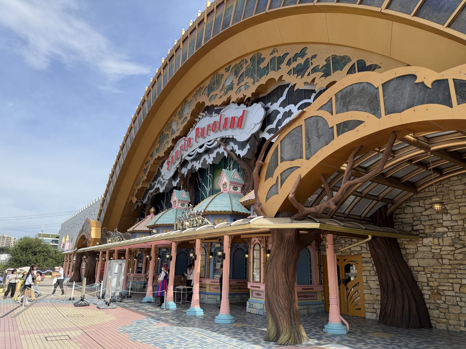 サンリオピューロランドの入場口とチケット売り場の外観