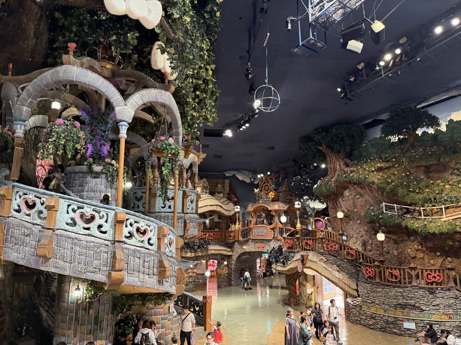 ピューロビレッジのディスカバリープラザ周辺の館内風景