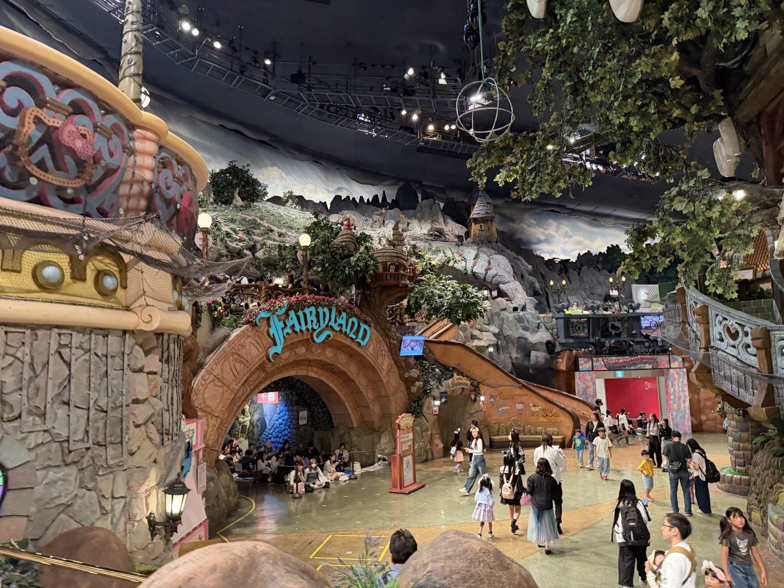 フェアリーランドのアーチと館内の広場