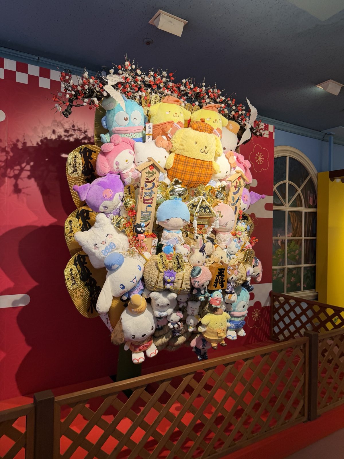 サンリオキャラクターのぬいぐるみで飾られた熊手の展示