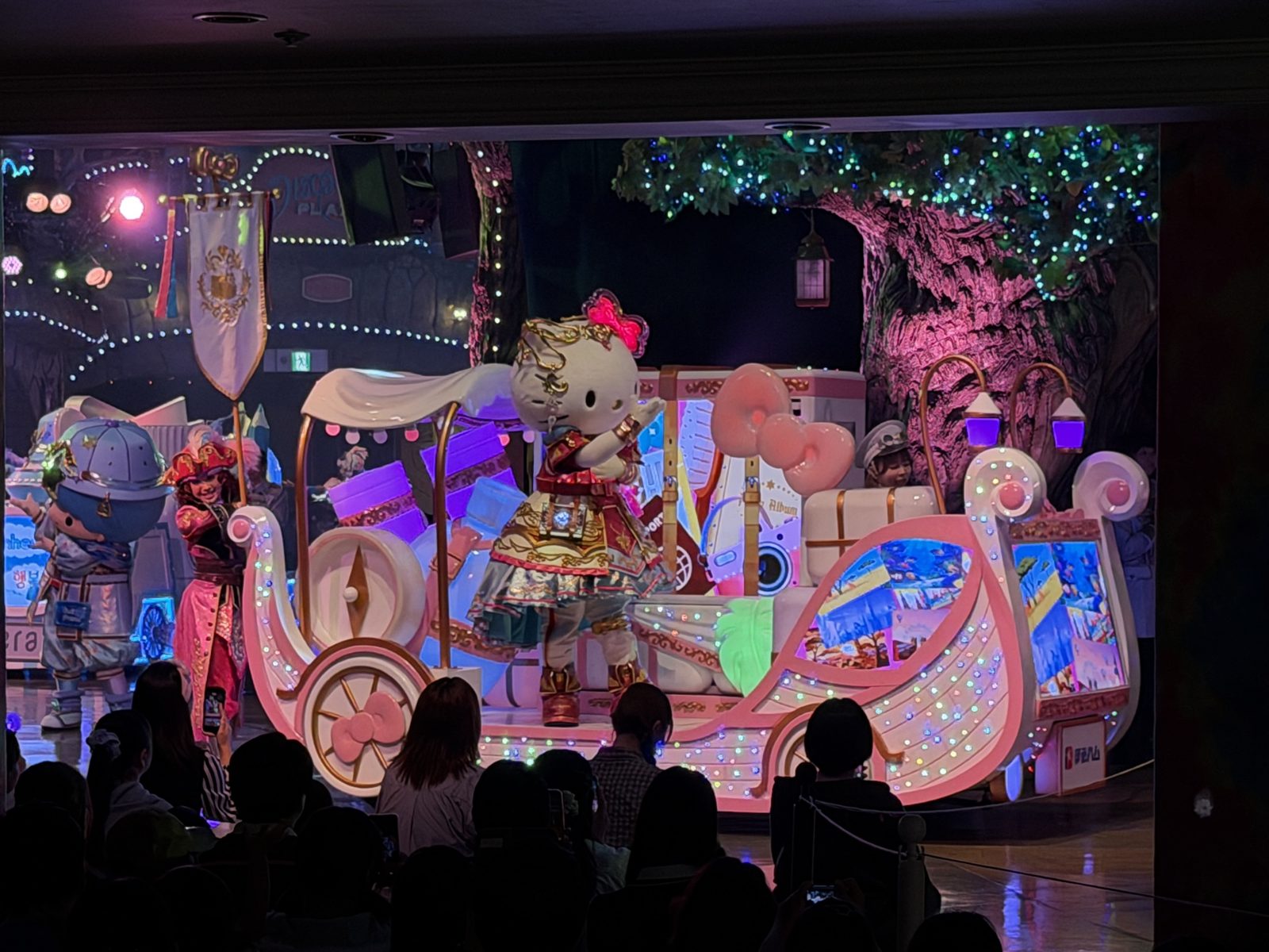 The Quest of Wonders Paradeのフロートに乗るハローキティ