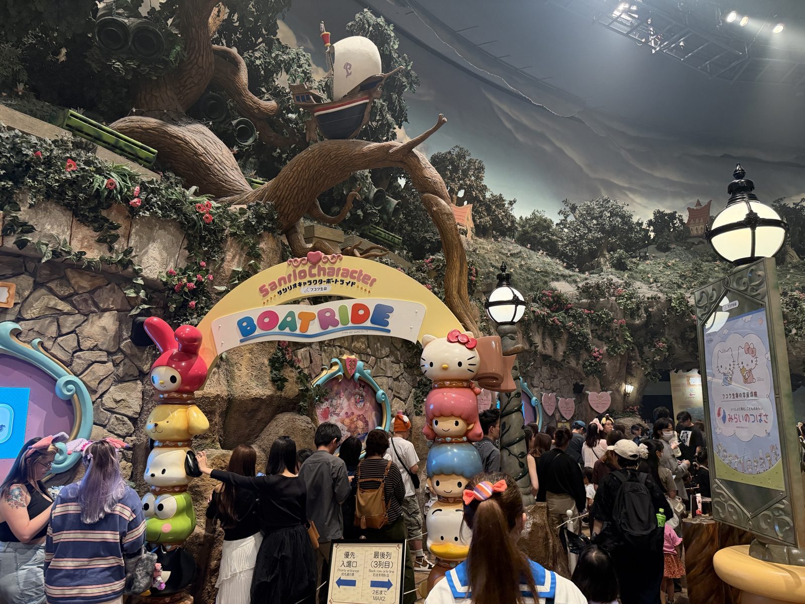 サンリオキャラクターボートライドの入口と待機列