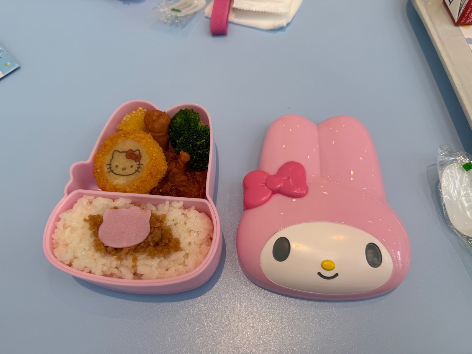 マイメロディ容器のキャラクター弁当。鶏そぼろごはんとキティコロッケなどのおかず