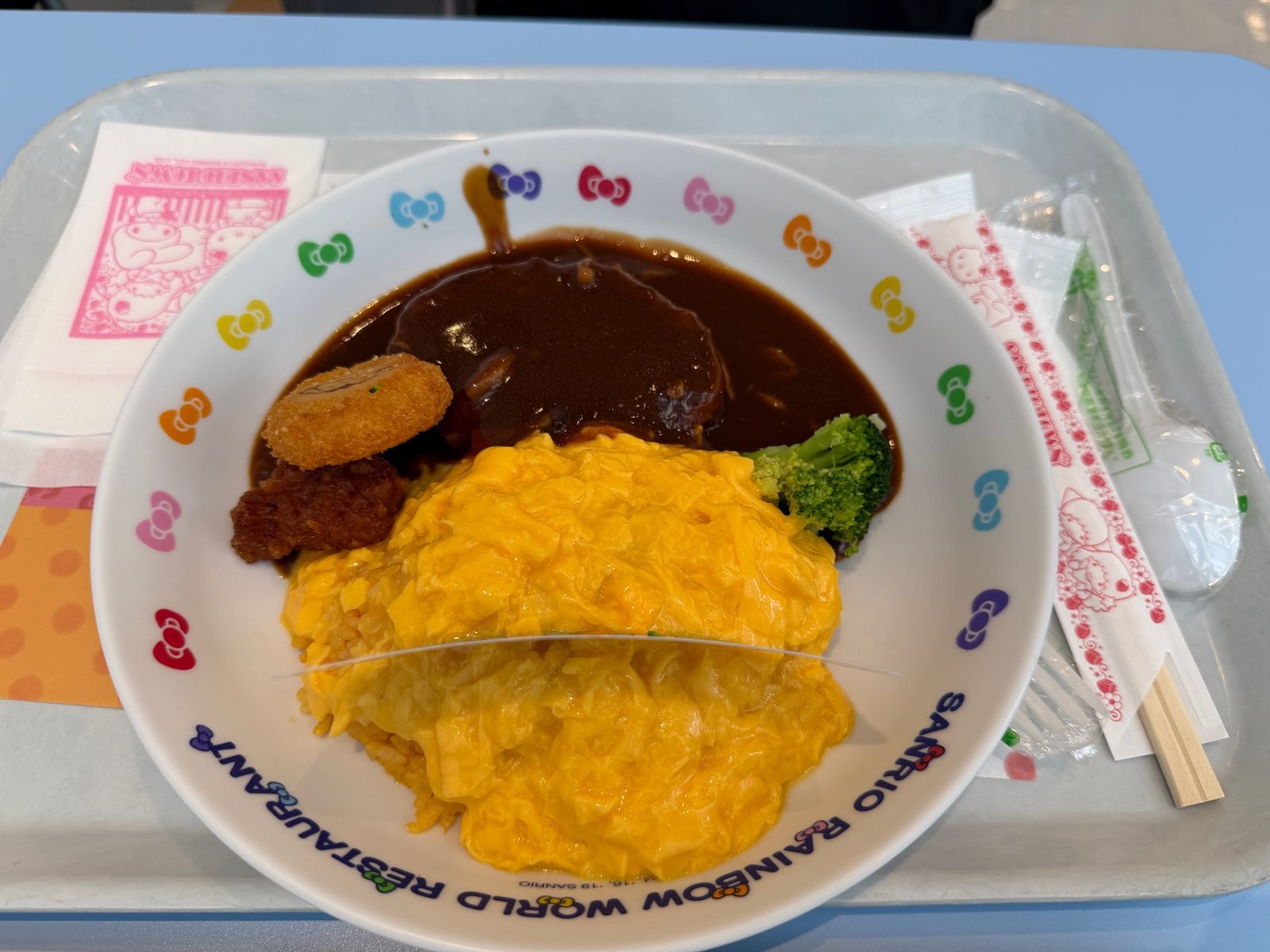 ポムポムプリンのアニバーサリーデミハンバーグオムライス