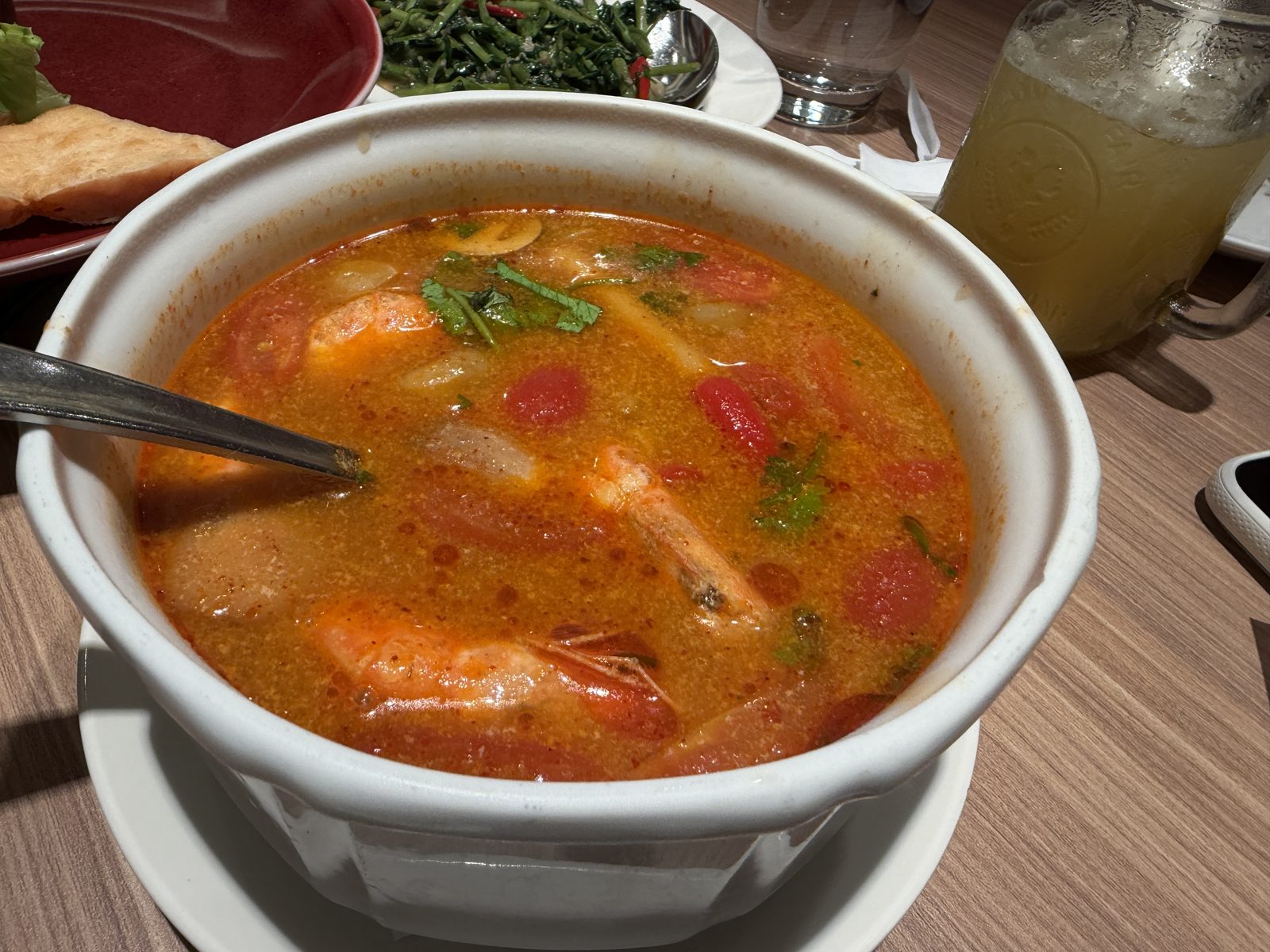 海老とトマトが入った瓦城の酸辣蝦湯（トムヤムクン）