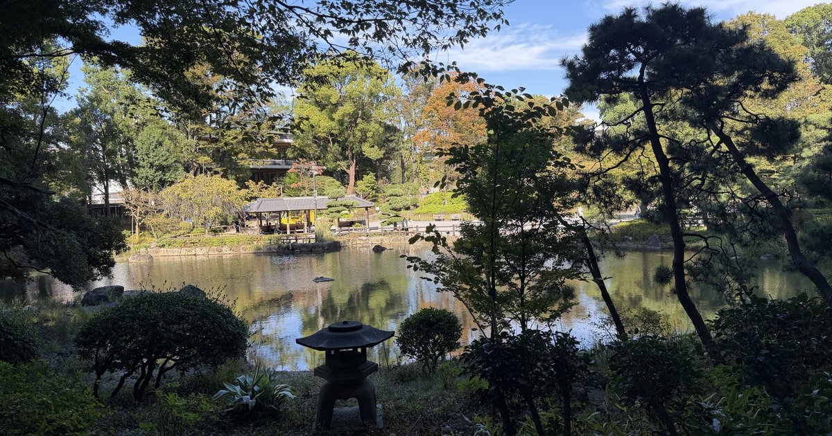 戸越公園の池と石灯籠、対岸の四阿